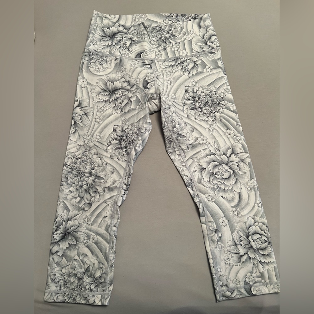 Like NEW* floral print Lululemon Yoga pant